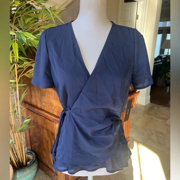 Lulus ladies wrap around ladies blouse NWT. Navy flowy split short sleeve. Large - Picture 2 of 11